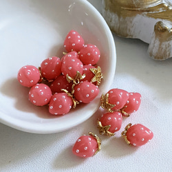 いちご チャーム 濃いピンク 4個 カン付き イチゴ 苺 パーツ ハンドメイド 3枚目の画像