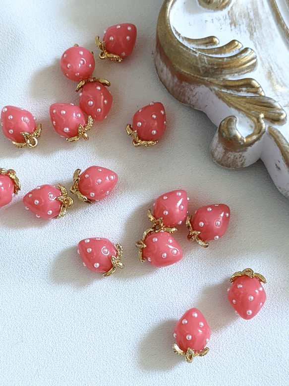 いちご チャーム 濃いピンク 4個 カン付き イチゴ 苺 パーツ ハンドメイド 1枚目の画像