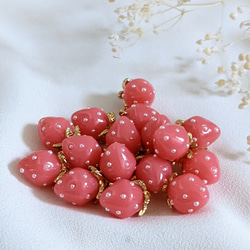 いちご チャーム 濃いピンク 4個 カン付き イチゴ 苺 パーツ ハンドメイド 5枚目の画像
