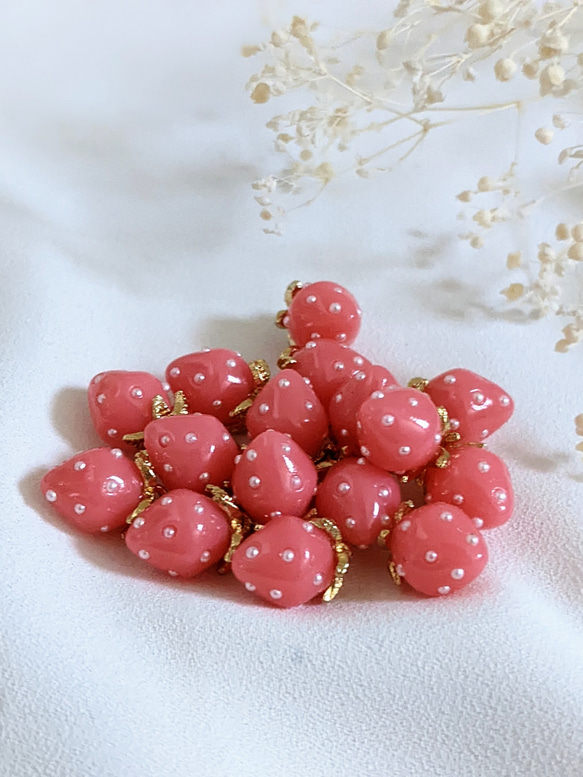 いちご チャーム 濃いピンク 4個 カン付き イチゴ 苺 パーツ ハンドメイド 5枚目の画像