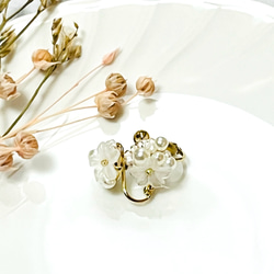 白いお花とパールのイヤリング　〈サージカルステンレス〉 2枚目の画像