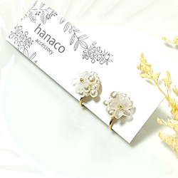 白いお花とパールのイヤリング　〈サージカルステンレス〉 5枚目の画像