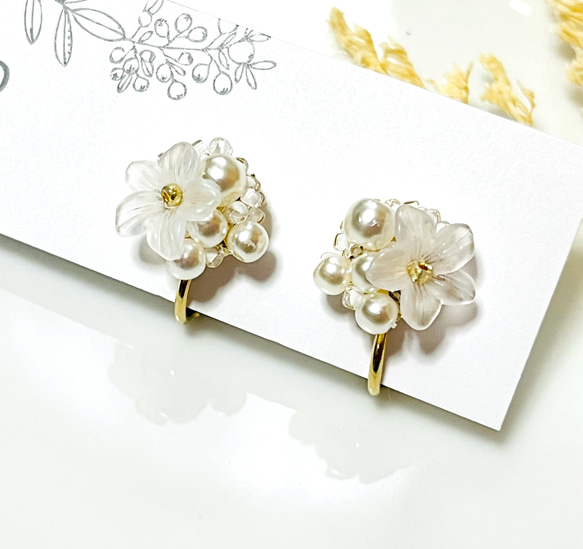 白いお花とパールのイヤリング　〈サージカルステンレス〉 6枚目の画像