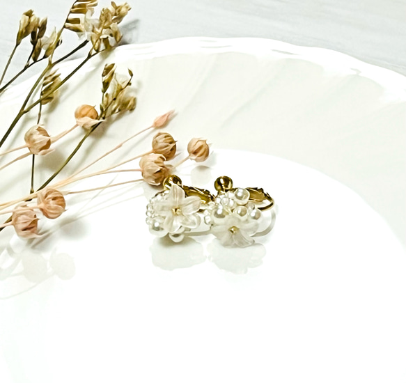 白いお花とパールのイヤリング　〈サージカルステンレス〉 3枚目の画像
