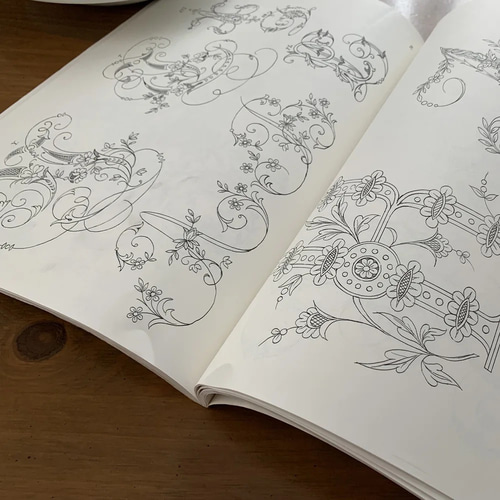 Treasury of Floral Design and Initials 花文字デザインの本