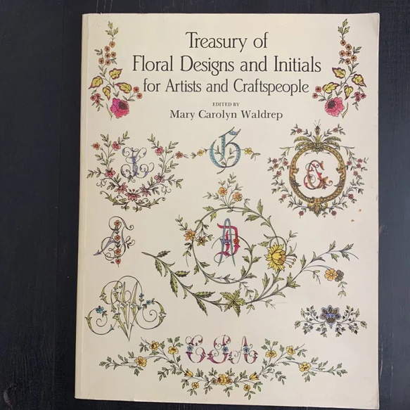 Treasury of Floral Design and Initials 花文字デザインの本 1枚目の画像