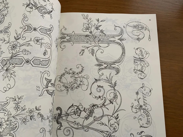 Treasury of Floral Design and Initials 花文字デザインの本 5枚目の画像