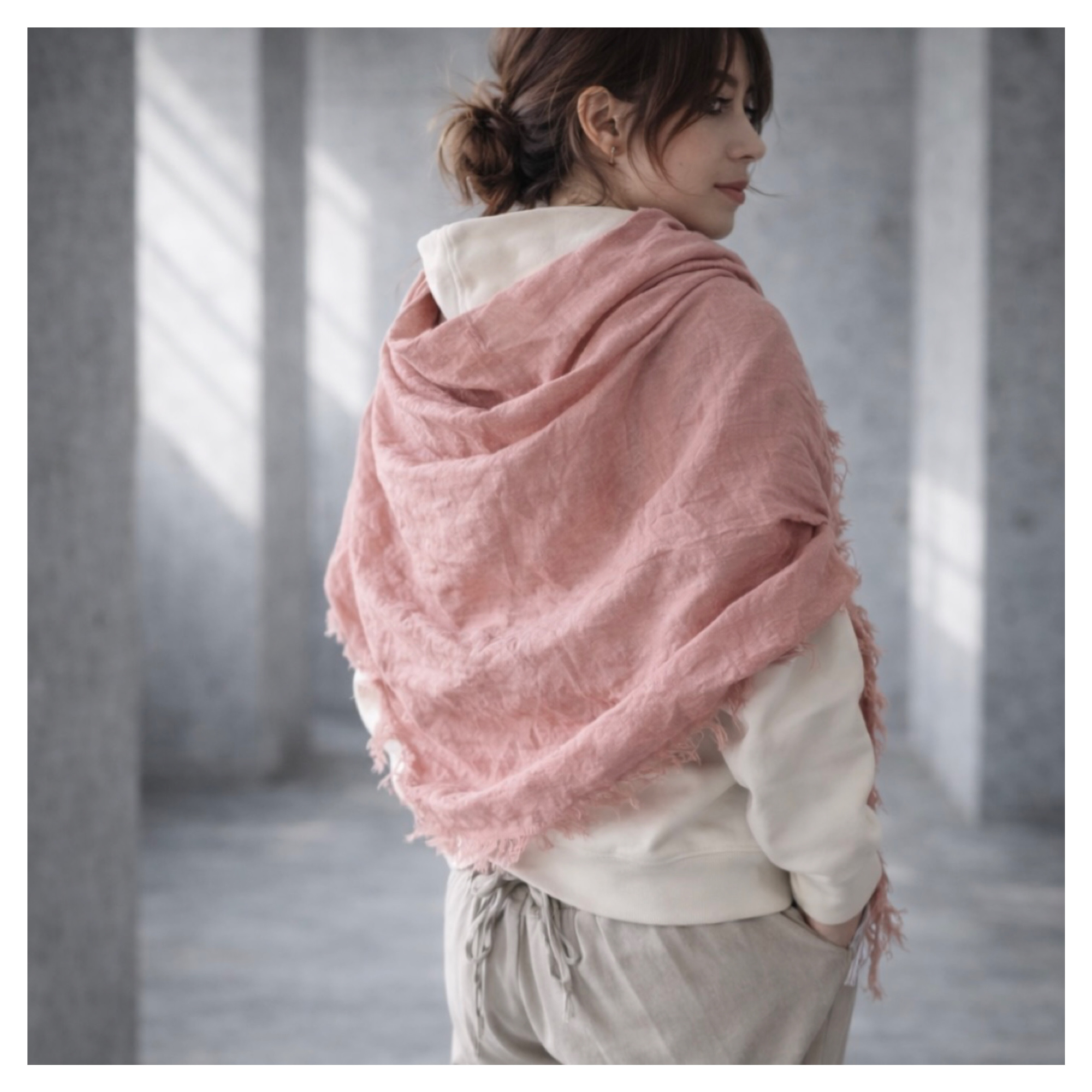 洗い込まれてふっくら柔らかなベルギーリネンストール／四方切りっぱなしフリンジ大判ストール／ピンク