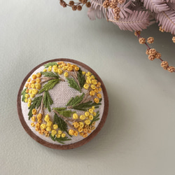 [ミモザ] 刺繍 ブローチ　選べる枠　春の花　 2枚目の画像