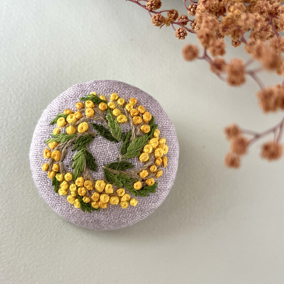 [ミモザ] 刺繍 ブローチ　選べる枠　春の花　 3枚目の画像