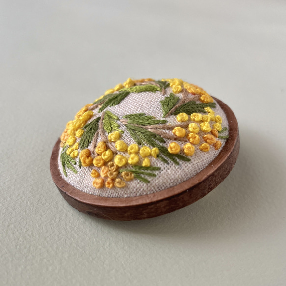 [ミモザ] 刺繍 ブローチ　選べる枠　春の花　 6枚目の画像
