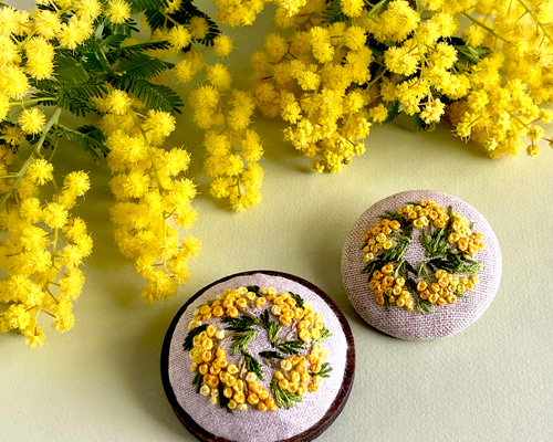 坂田あづみさんの刺繍 蛾 モチーフ ブローチ 美術家】坂田あづみ プロフィール／グッズ関連情報 - LAMMFROMM