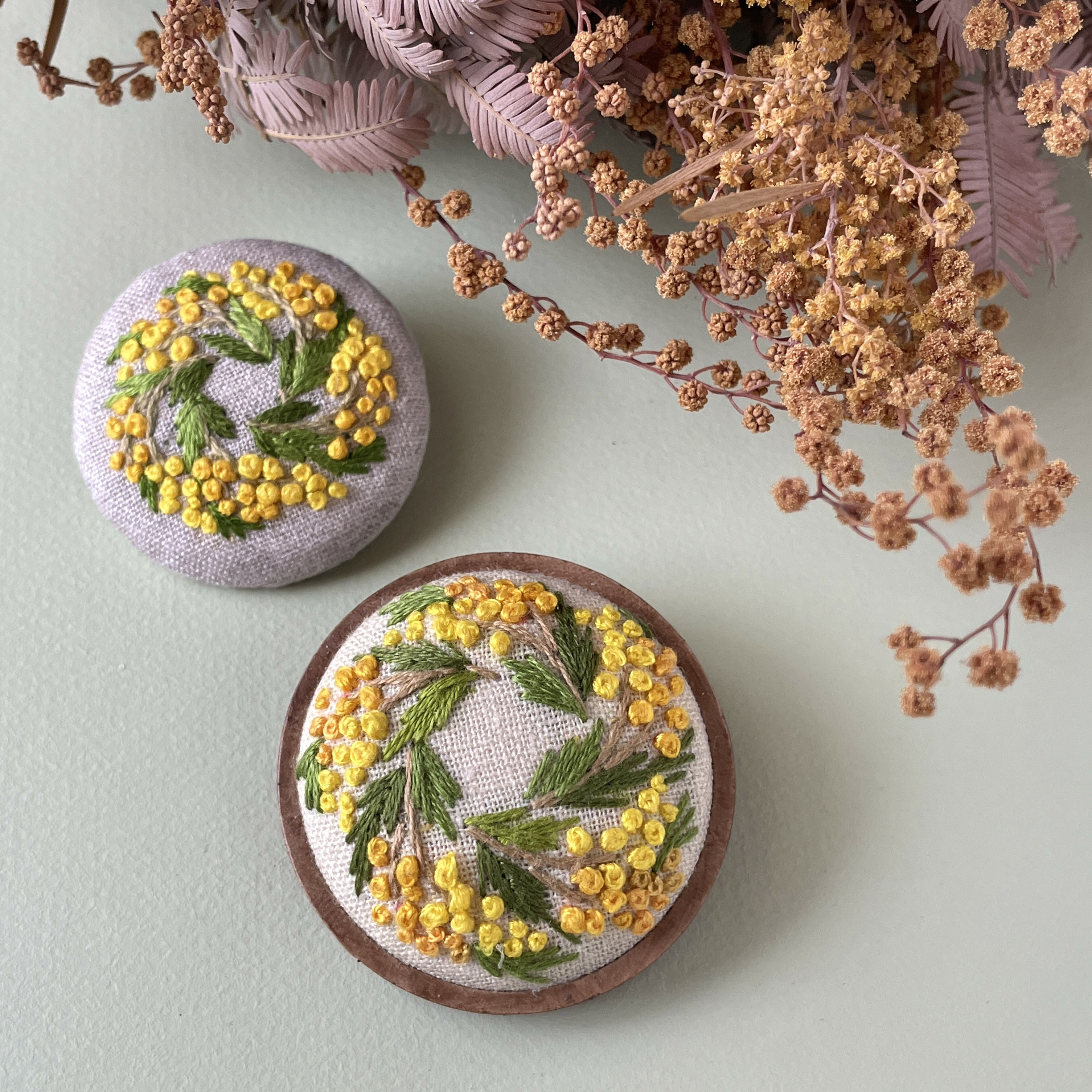 ミモザ] 刺繍ブローチ 選べる枠 ミモザ2025 ブローチ tukuru