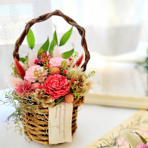 大きなかごと、アートフラワーのアレンジメントセット、花を沢山