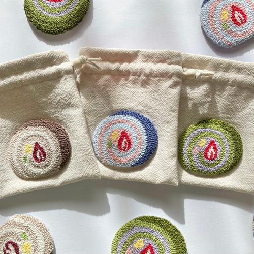 ロールケーキ 巾着袋 ポーチ メイクポーチ 刺繍 いちご カラフル