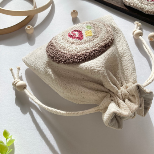 ロールケーキ 巾着袋 ポーチ メイクポーチ 刺繍 いちご カラフル