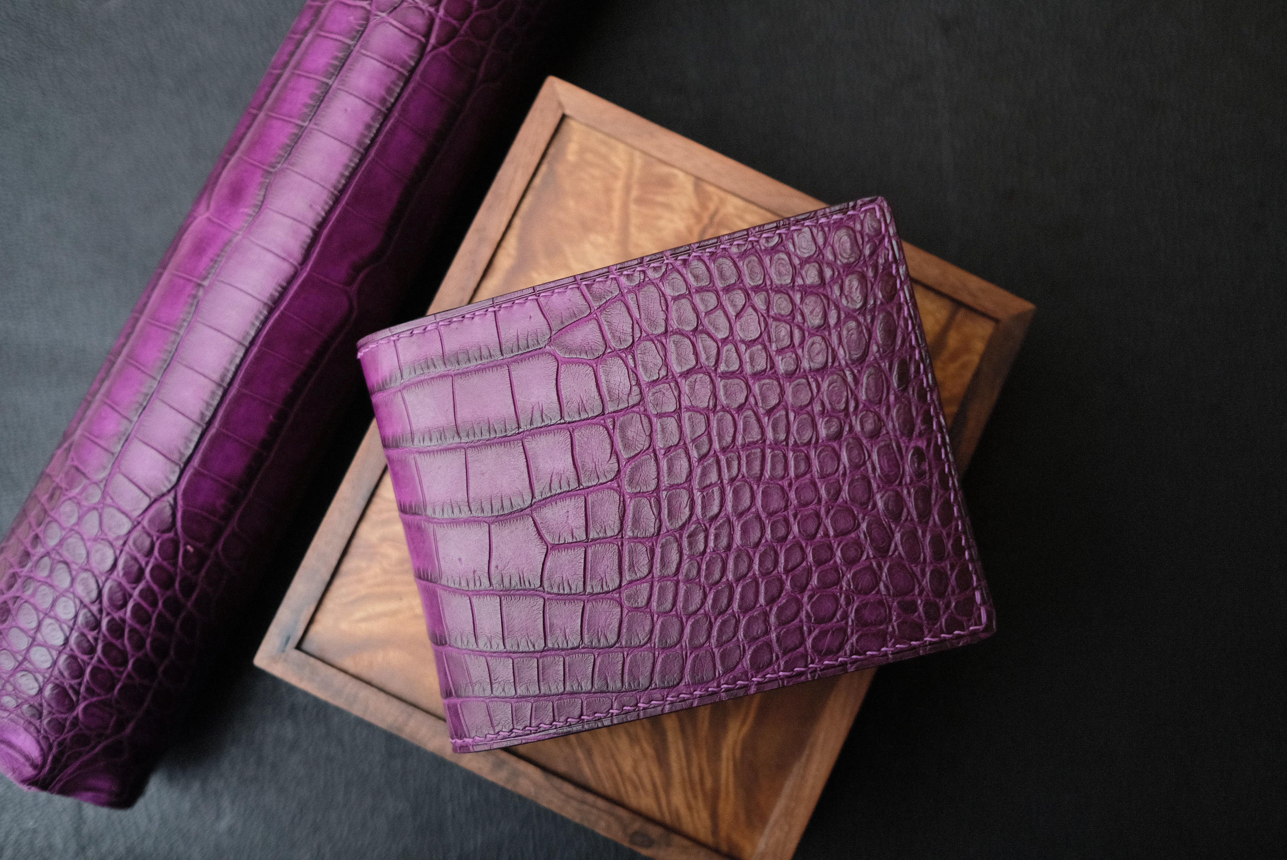 ワニ革使用２つ折り財布　(手縫い)