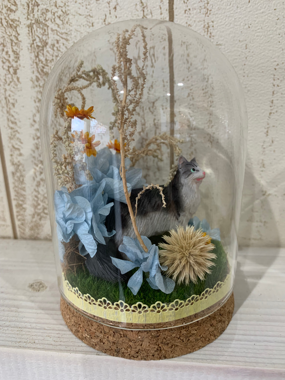 ガラスドームのお花と猫ちゃん【ノルウェージャンフォレストキャット】 3枚目の画像