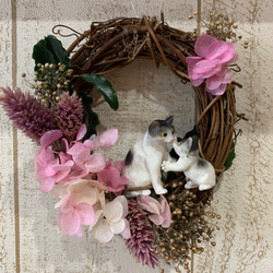 お花と可愛い親子ネコのリース 1枚目の画像