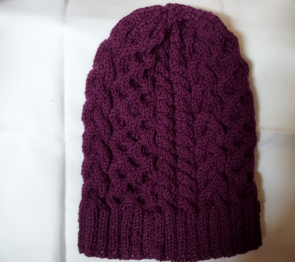 紫パープル手編みアランケーブルニット帽 2枚目の画像