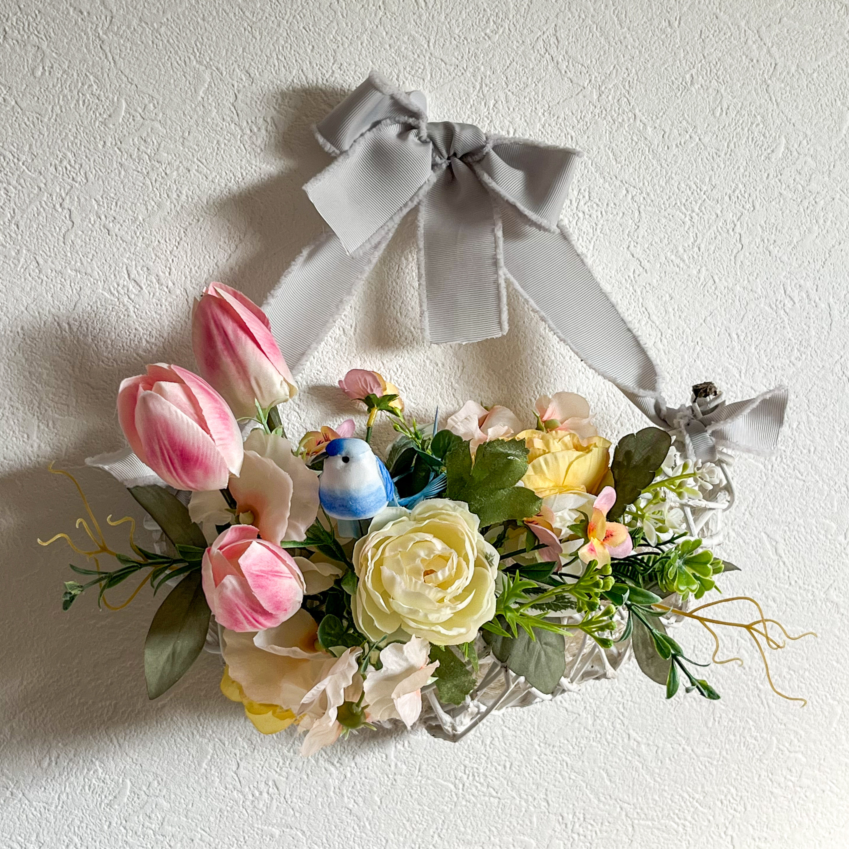 青い鳥とチューリップの壁掛けアレンジ