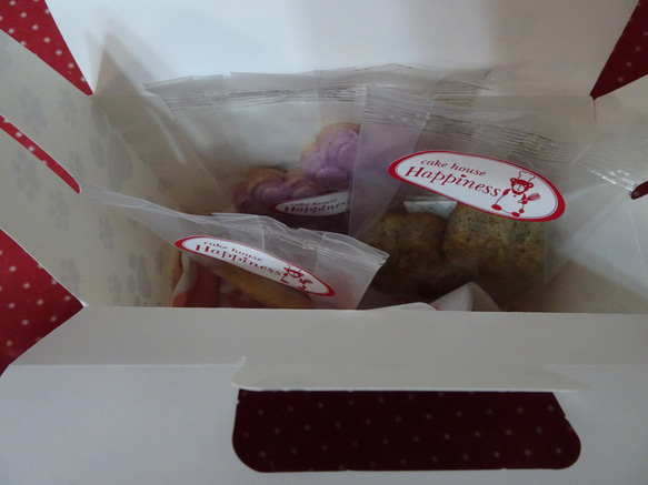 肉球柄のペーパーバッグに肉球の形焼き菓子３種類詰め合わせ♪(*^▽^*) 8枚目の画像