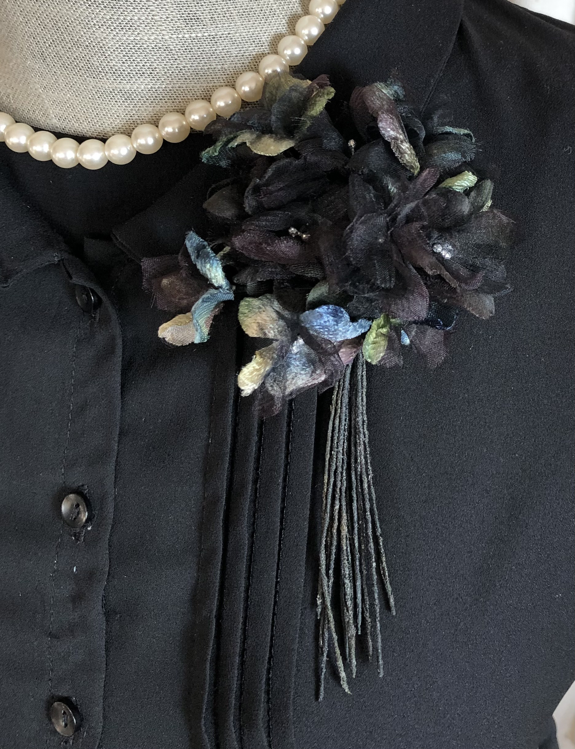 No.２０　ブラック、グリーンの布花コサージュ