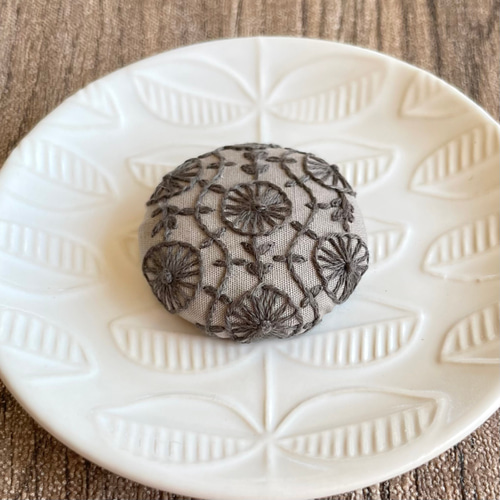 刺繍【ヘアゴム】【ポニーフック】【ブローチ】選べるパーツ no.99