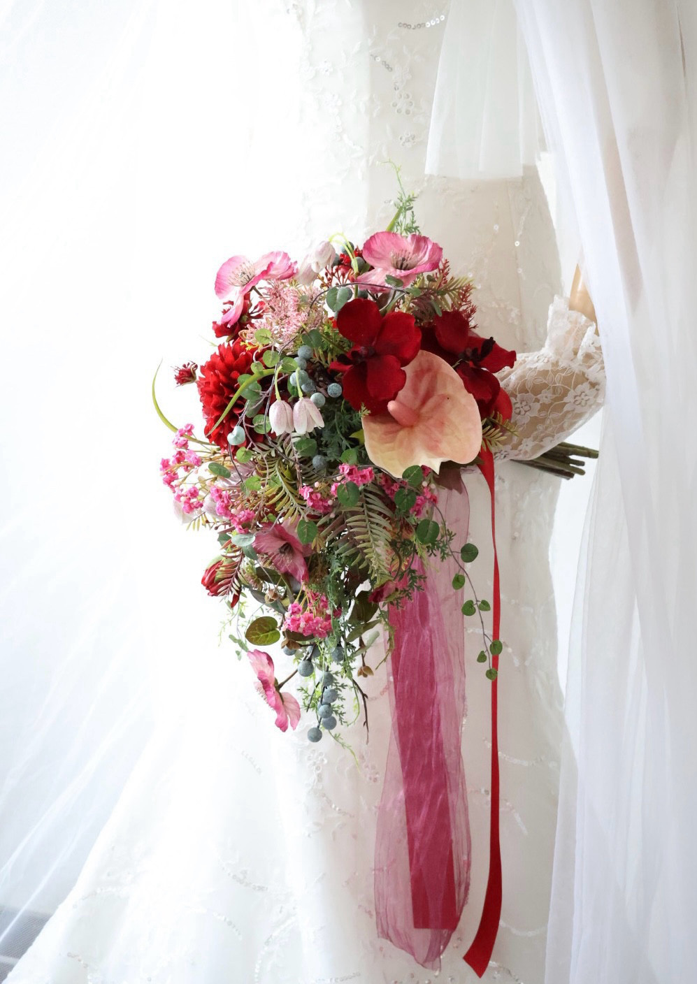 艶やかなレッドブーケ ハンドタイドキャスケードブーケ 造花ウェディングブーケ