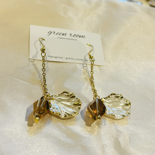 べっこう色クリスタルと花びらのキラゆらピアス ハンドメイド 