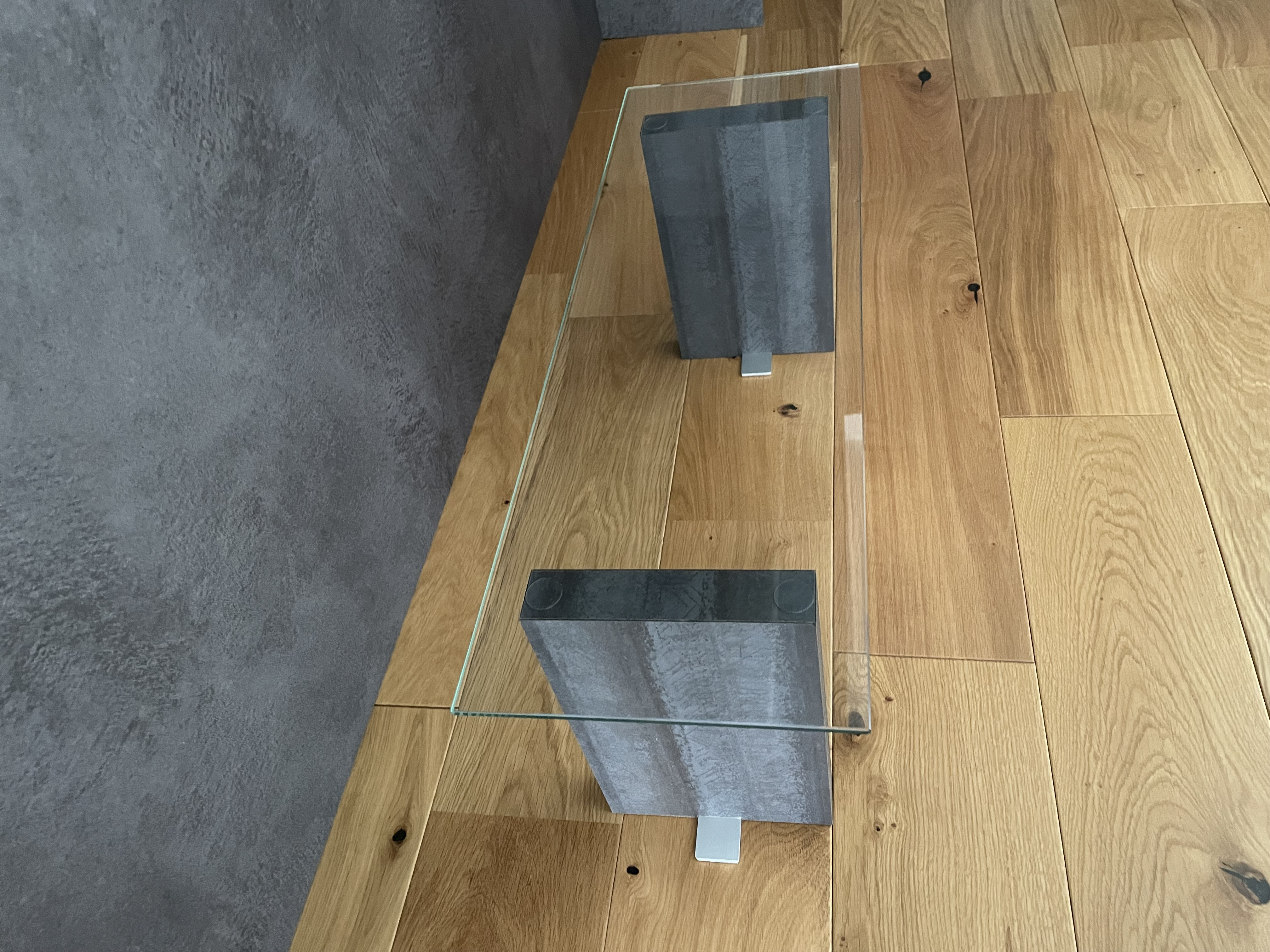 インダストリアル風飾り台｜ガラス天板×コンクリート柄脚｜現代空間にマッチ