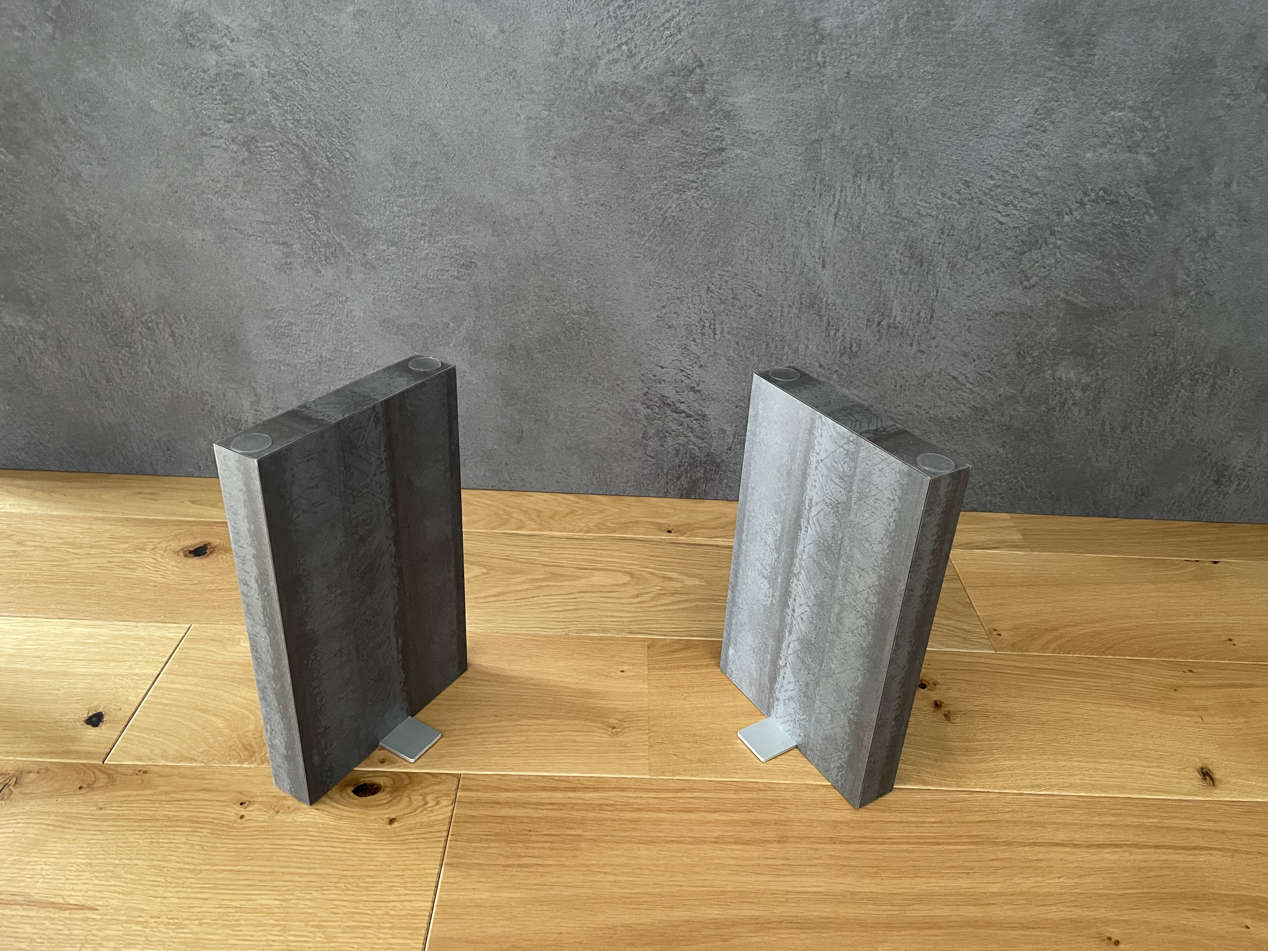 インダストリアル風飾り台｜ガラス天板×コンクリート柄脚｜現代空間にマッチ