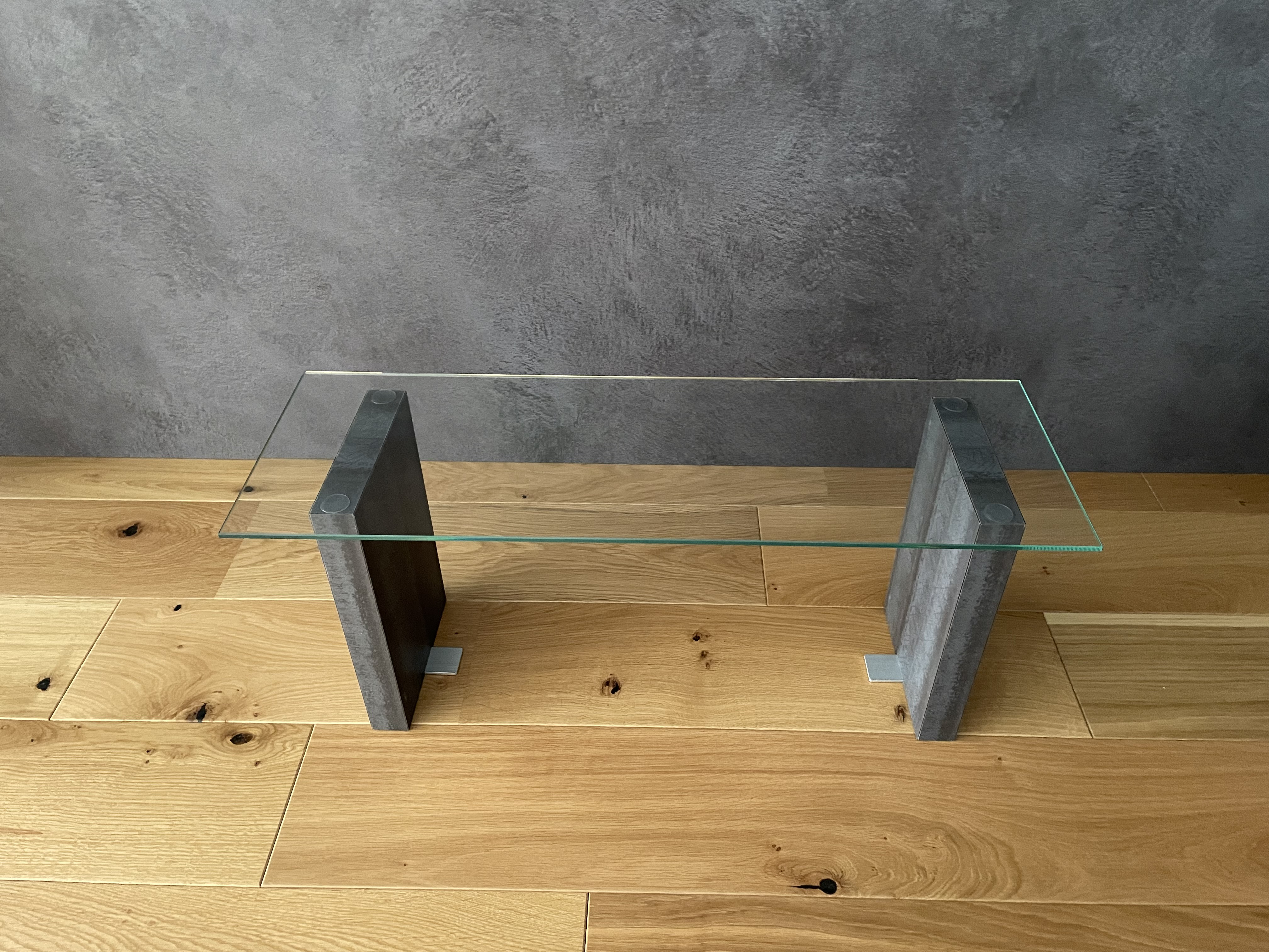 インダストリアル風飾り台｜ガラス天板×コンクリート柄脚｜現代空間にマッチ