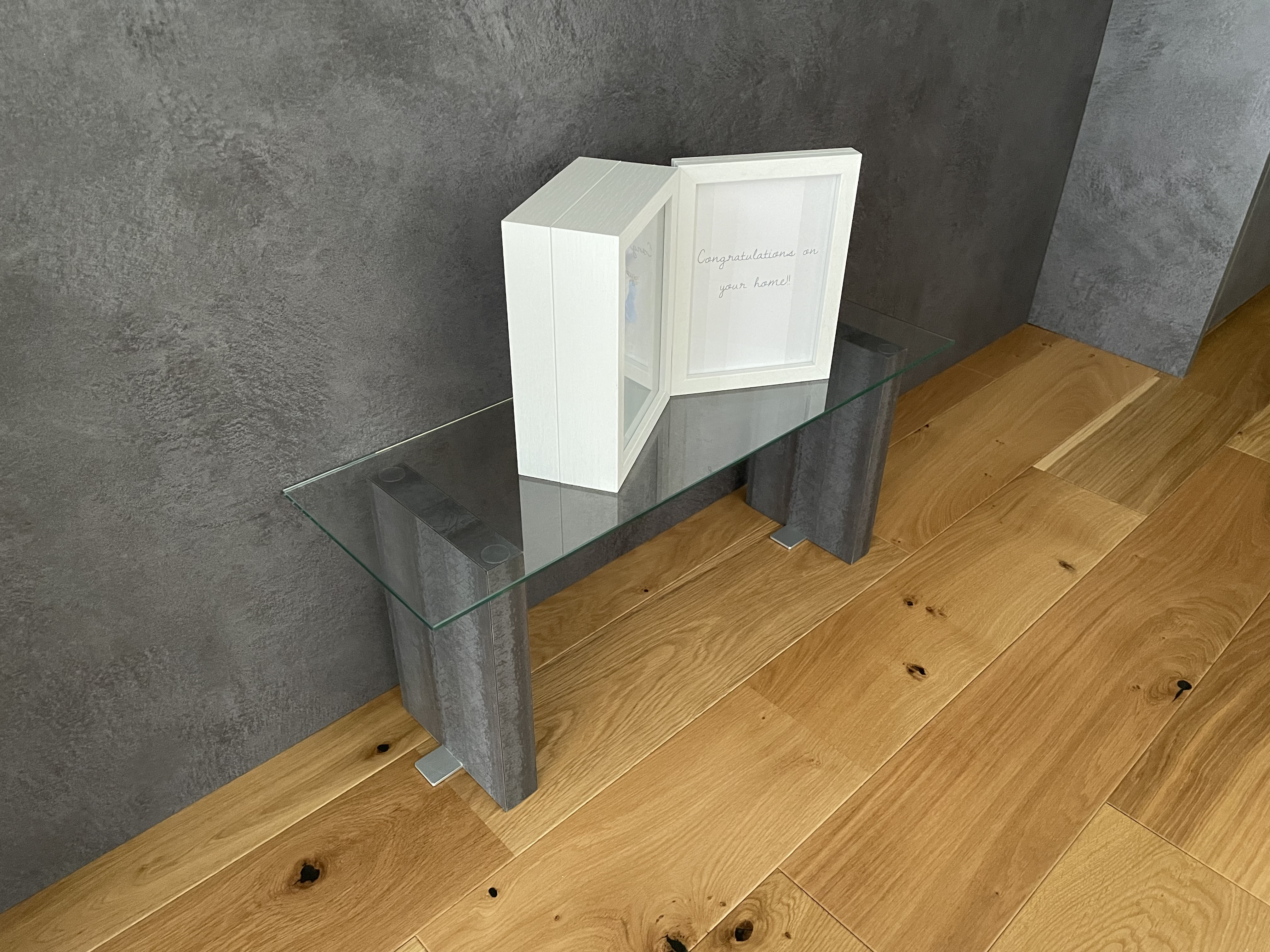 インダストリアル風飾り台｜ガラス天板×コンクリート柄脚｜現代空間にマッチ