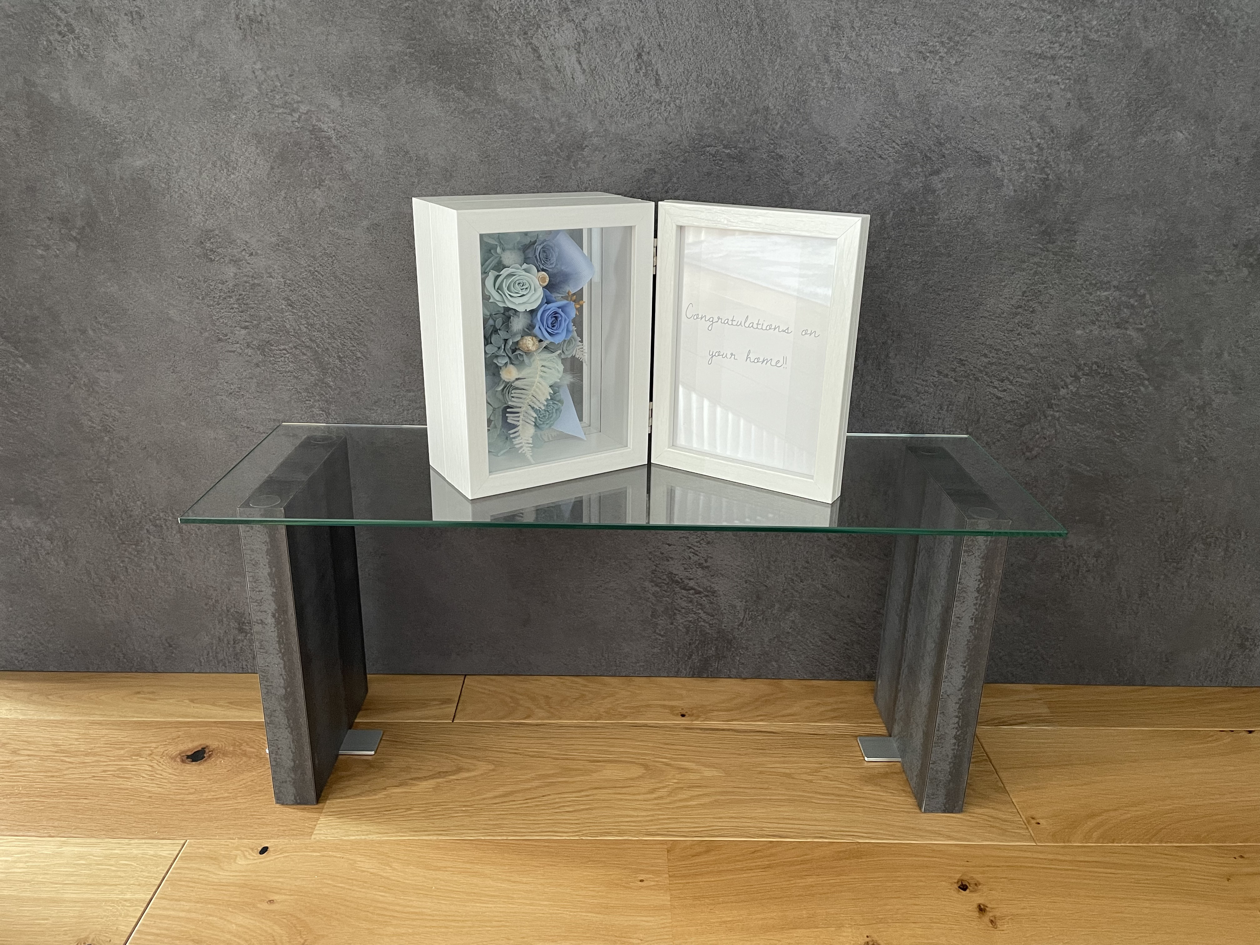 インダストリアル風飾り台｜ガラス天板×コンクリート柄脚｜現代空間にマッチ棚・シェルフ・ラック