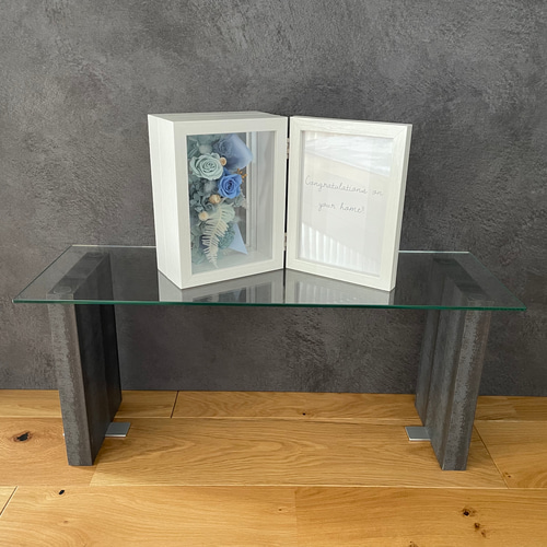 インダストリアル風飾り台｜ガラス天板×コンクリート柄脚｜現代空間に