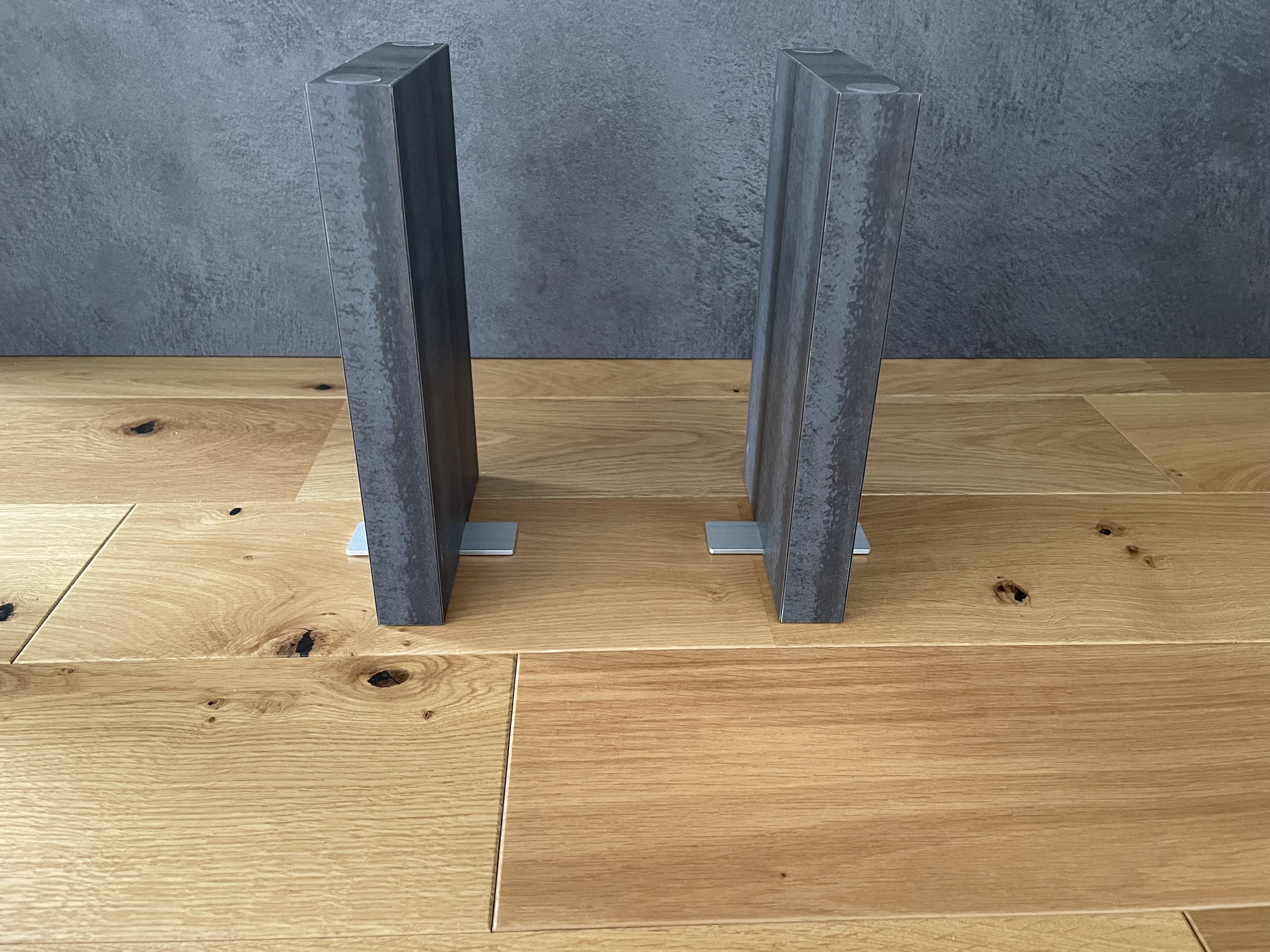 インダストリアル風飾り台｜ガラス天板×コンクリート柄脚｜現代空間にマッチ