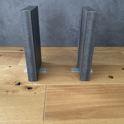 インダストリアル風飾り台｜ガラス天板×コンクリート柄脚｜現代空間に