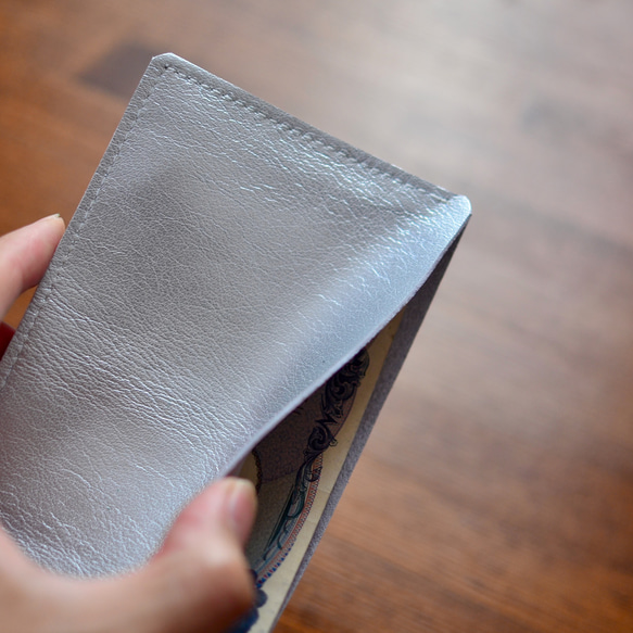 本革　シルバーのレザーのシンプルな財布　札入れ、領収書入れとして　ミニマムウォレット 2枚目の画像