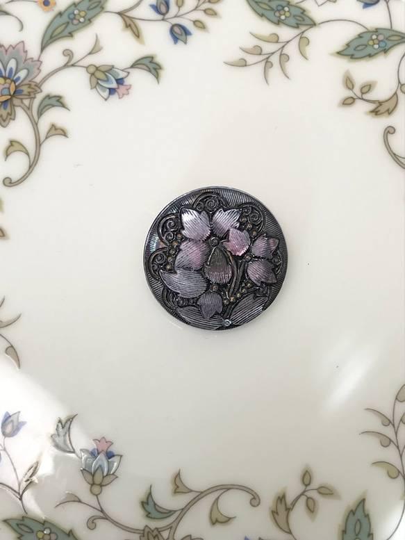 ブローチ　銀彩　紫色花模様　チェコガラスボタンのブローチ 1枚目の画像