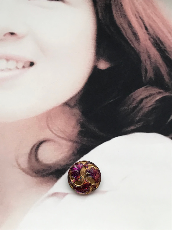 ブローチ　金　3枚葉　赤紫色　チェコガラスボタンのブローチ 4枚目の画像
