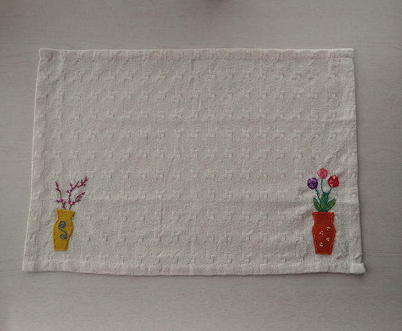 梅の花とチューリップの手刺繍ランチョンマット 1枚目の画像