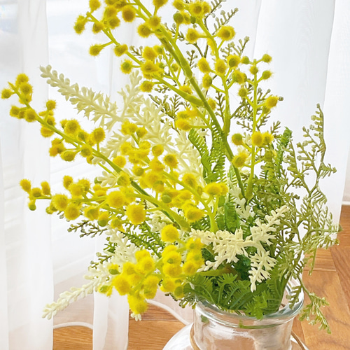 ミモザとアスチルベのビンテージボトルアレンジ アートフラワー