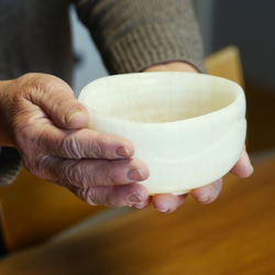 石の器　抹茶茶碗　『雪見』　自然石から彫り出された希少な茶碗　花器　インテリアオブジェ　彫刻家による造形 6枚目の画像