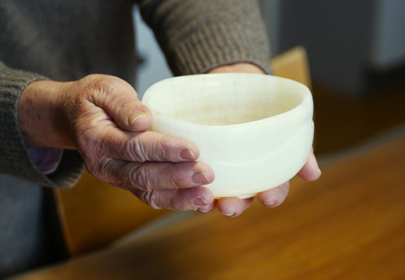石の器　抹茶茶碗　『雪見』　自然石から彫り出された希少な茶碗　花器　インテリアオブジェ　彫刻家による造形 6枚目の画像