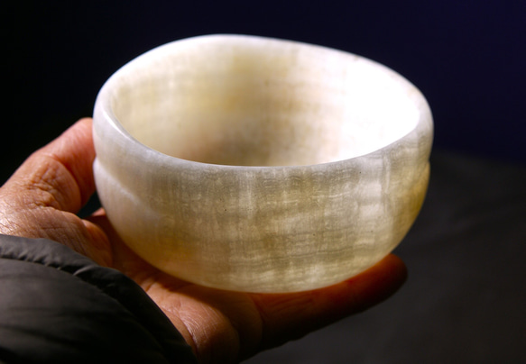 石の器　抹茶茶碗　『雪見』　自然石から彫り出された希少な茶碗　花器　インテリアオブジェ　彫刻家による造形 1枚目の画像