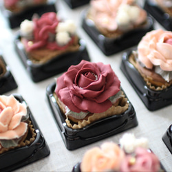 (風呂敷ラッピング)ビンテージ風あんフラワークッキー4個入り  あんこのお花！ 3枚目の画像