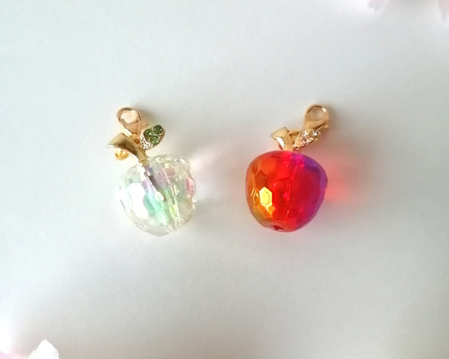 大人気【キラキラオーロラりんごチャーム♡】 りんご 林檎 チャーム