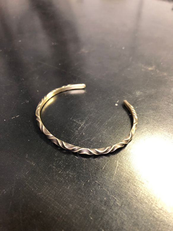 brass wave twist bangle  black バングル ブレスレット 2枚目の画像