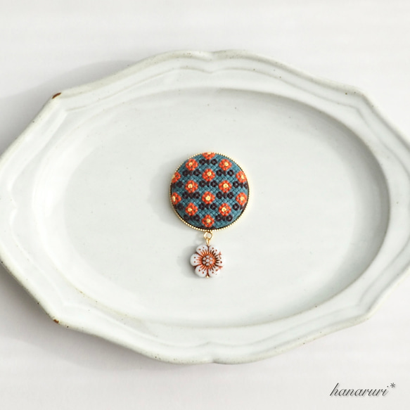 刺繍のブローチ・レトロ《オレンジのお花》 4枚目の画像